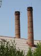 Pohled od V- nad továrnou. Levý komín s prasklou obručí.  (4/09)