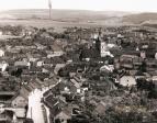 Pohled z rozhledny na dominantní oslavanský komín, v popředí město Ivančice. 70. léta 20. st., zdroj www.ivancice.cz