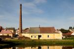 fabrika v pohledu od rybníka