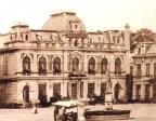Komín stával v rohu náměstí (dobová pohlednice z knihy Pohledy do minulosti)