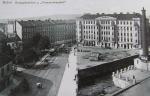 Pohled z roku 1910 na křižovatku ulic Nádražní a Hybešova s odrytým Svrateckým náhonem. Vpravo komín býv. vodárny, přestavěné na lidové lázně. 