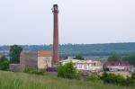 Celkový pohled na fabriku a komín. (05/2010)