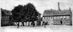 Za dvěma domy vpravo vykukuje komín bývalé koželužny - Později cukrovar. Oba domy byly po 2. sv. válce zbourány (výřez pohlednice z roku 1898).
