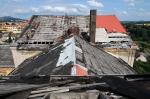rozpadlé střechy a komín (06/2010)