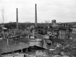 Pohled na jižní část zdevastované fabriky - levý komín (zdroj: internet)