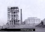 Zleva železobetonová těžní věž ve stavbě, ještě stojící komín a strojovna (1913).
