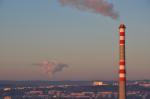 Pohled na spalovnu ze Stránské skály při východu slunce, kouř v pozadí jaderná elektrárna Dukovany. (10/2010)