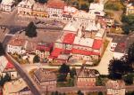 Letecký snímek centra města z roku 1995 - komín ve středu fotografie