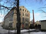1/11 - Celkový pohled na fabriku s komínem ještě před demolicí hlavní výrobní budovy
