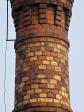 Detail zdobných prvků komína - římsa hlavice a mozaika