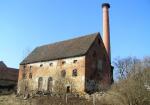 Chátrající budova pivovaru s rekonstruovaným komínem. (03/2011)