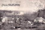 Dobová pohlednice - nedatováno. Pohled na pivovar Hrubá Skála a jeho komíny, kohoutnatec vlevo.