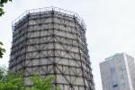 Laminátová chladící věž se zbytkem konstrukce po původního ochozu. (06/2011)