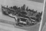 Letecký snímek z roku 1953. Jasně jsou vidět ještě stojící budovy, přes které jde stín komínu.