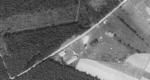 Na leteckém snímku z roku 1953 ještě cihelna stojí. Komín ční ze střechy cihelny.