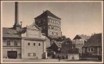 Dobová pohlednice čelní strany pivovaru z 30. let 20. století (komín ze střechy již nestojí)
