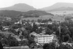 Celkový pohled na komíny Chřibské (40. léta 20. století): Fabrika s komínem je druhá zprava. Foto poskytl František Sajdl