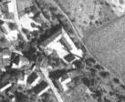 Letecký snímek z roku 1953. Fabrika již tehdy po přestavbě na byty, stín komína přes ni je velmi zřetelný