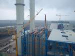 foto z výstavby paroplynové elektrárny, levý komín, zdroj: allforpower.cz