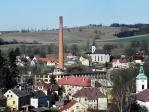 Fabrika s komínem v kontrastu západočeské vesnické krajiny