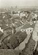 Historická fotografie areálu cukrovaru z roku 1940 (foceno z věže kostela sv. Mikuláše). Komín vlevo. 