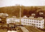 Fotografie ze svahu nad fabrikou z roku 1906