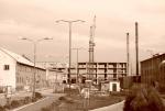 Rok 1989. Vzadu výstavba budovy K. Patrně s ukončením výstavby bloku K byly plechovky odstraněny. Zdroj: Fotoarchiv věznice Vinařice