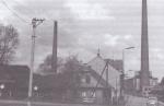 Komín vpravo na fotografii z roku 1967. Reprodukce z knihy M.Šebela: Parnická textilní továrna