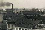 výřez z fotografie ukazuje s vysokou pravděpodobností právě stavbu tohoto komína; 4.7.1907, foto Jan Kříženecký, zdroj archiv hl.m. Prahy