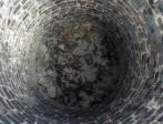 Vnitřek komína 4 metry pod dmychadlo zasypán cihlami