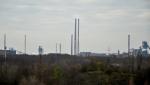 Pohled od Landschaftsparku Duisburg-Nord. Z dvojice nejvyšších komínů uprostřed ten vlevo.