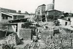 Výstavba cihelného komína v roce 1952. V pozadí je betonárka, která sloužila pro výstavbu díla (zdroj: cez.cz)