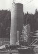 Postup stavby komína v letech 1947-1948 (zdroj: 180 let tradice výroby papíru v Hostinném)
