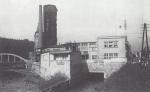 Komín vlevo s první starou louhovou věží v roce 1940 (zdroj: 180 let tradice výroby papíru v Hostinném)