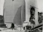 Jiz navrtany podstavec pred demolici. Za vsimnuti stoji delnici vpravo pro meritko. 1950. Zdroj: Morey Engle / Denver Public Library